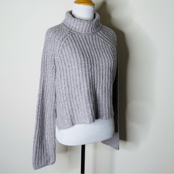 Abercrombie Gray Cropped Turtleneck Sweater - Picture 3 of 7